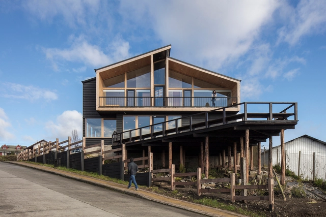 Hotel Veliche / Ortúzar Gebauer Arquitectos - Reconversión, Fachada, Fijación Vigas, Barandas