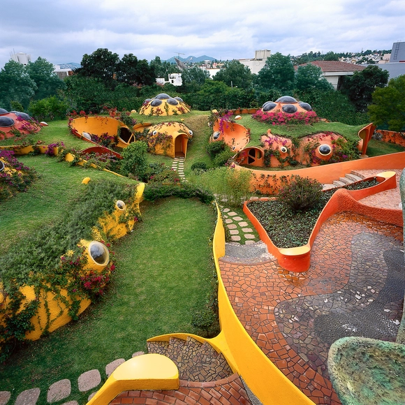 Clásicos de Arquitectura: Conjunto Satélite / Javier Senosiain - Jardín