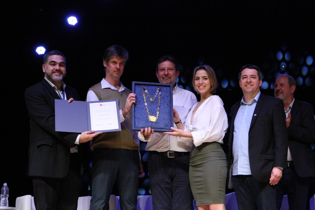 Clóvis Ilgenfritz da Silva recebe Colar de Ouro durante abertura do 21° Congresso Brasileiro de Arquitetos - Imagem de Destaque