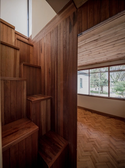 Escaleras que estructuran el espacio:  ejemplos en los proyectos de Yemail Arquitectura - Imagen Principal