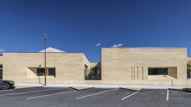 Escuela en Cuges-les-Pins / Antoine Beau Architecture + Kaboom Architecture - Escuelas