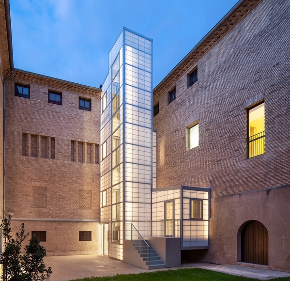 Elevador no Museu Gustavo de Maeztu  / Direção geral de cultura, Governo de Navarra - Outras Estruturas