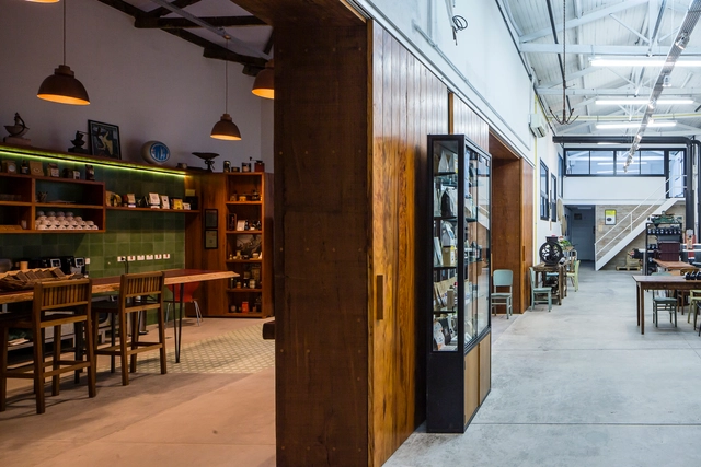 Isso É Café  / MM18 Arquitetura - Cafeterias, Porta, Fachada, Viga, Mesa, Cadeira, Banco