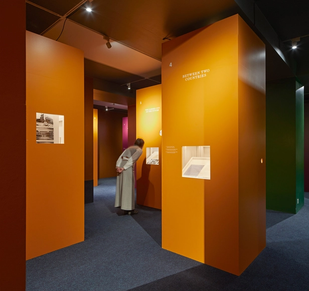 Exhibición RIBA Beyond Bauhaus / Pezo von Ellrichshausen - Instalación, Sillas