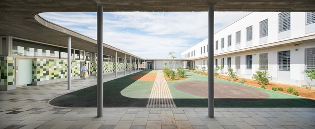 Colegio Eucaliptus de Infantil y Primaria  / Gabriel Verd Arquitectos - Escuela Primaria, Patio interior, Fachada
