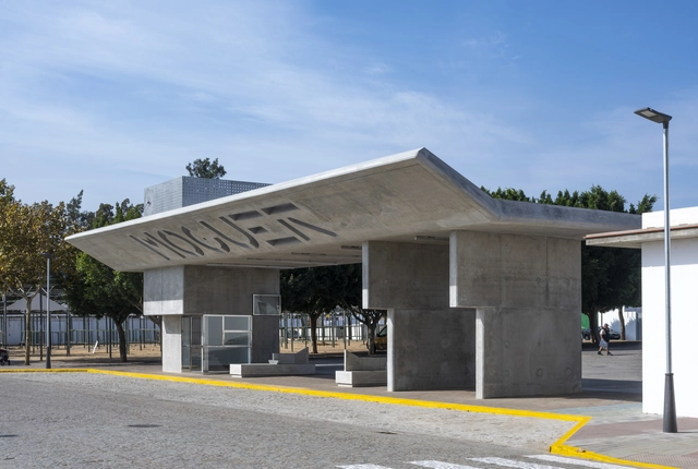Ponto de ônibus Porta de Moguer / Ahaus arquitectos - Rodoviária