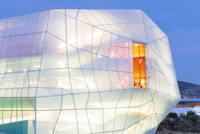 Edificios linterna: 12 edificios que sacan partido de sus fachadas iluminadas - Imagen Principal