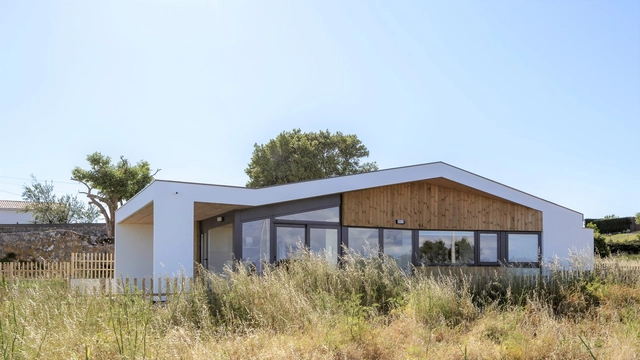 Pequeña vivienda bioclimática / ARKKE - Sustentabilidad, Fachada