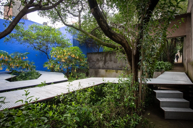 Go Hasegawa constrói instalação temporária em jardim projetado por Luis Barragán - Imagem de Destaque