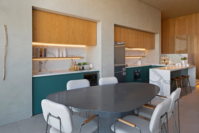Apartamento GHF / Bossa Arquitetura - Edifício De Apartamentos, Cozinha, Mesa, Bancada, Cadeira