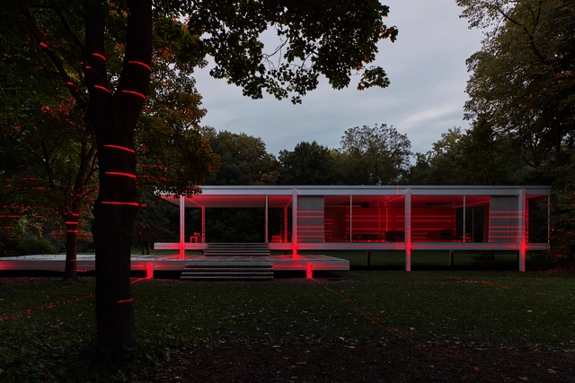 Luftwerk e Iker Gil projetam instalação luminosa na Casa Farnsworth de Mies van der Rohe - Imagem de Destaque