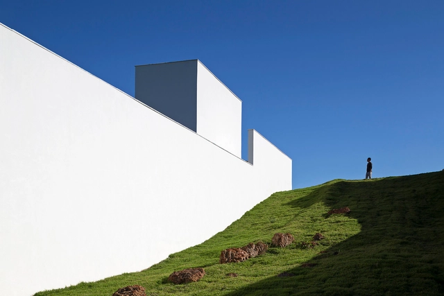Casas brasileiras: 20 residências com empenas cegas - Imagem de Destaque