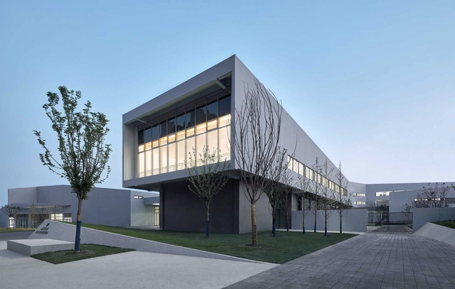 Hefei North City Central Park Primary And Middle School / Shanghai Tianhua Architecture Planning & Engineering - Elementary & Middle School