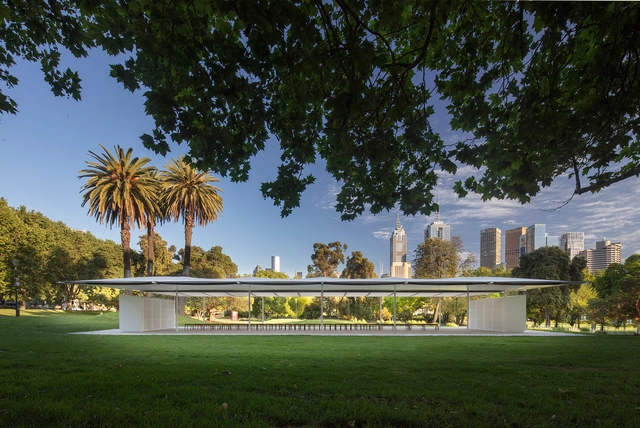 Glenn Murcutt inaugura su MPavilion 2019: un pabellón ligero de acero y membranas - Imagen Principal