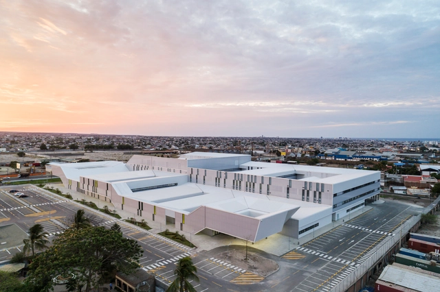 Hospital Manta / PMMT - Hospital, Fachada, Urbano