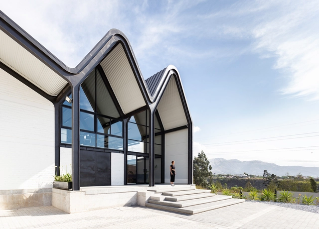 Bodegas y oficinas techitos / Estudio Felipe Escudero - Arquitectura Industrial, Fachada