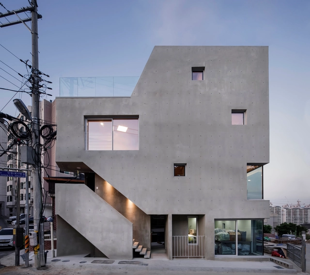 狭缝的家与工作室 / Architects H2L - 独立住宅