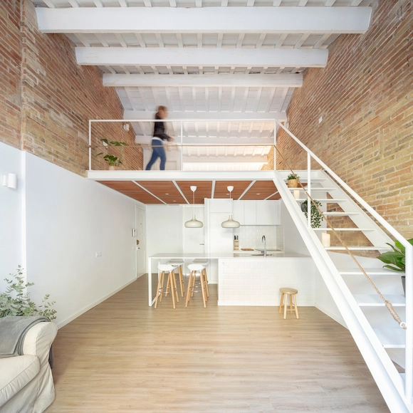 Reforma vivienda mezzanine / Sergi Pons architects - Renovación, Escaleras, Fijación Vigas, Barandas, Fachada, Puerta, Balcón, Sillas