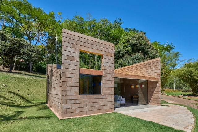 Casa sustentável  / Gustavo Penna Arquiteto e Associados - Casas, Jardim, Fachada, Porta, Viga, Arco