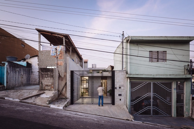 Vivienda Social en Latinoamérica: Urbanismo como liberación frente a la imagen irreal de casa deseable - Imagen Principal