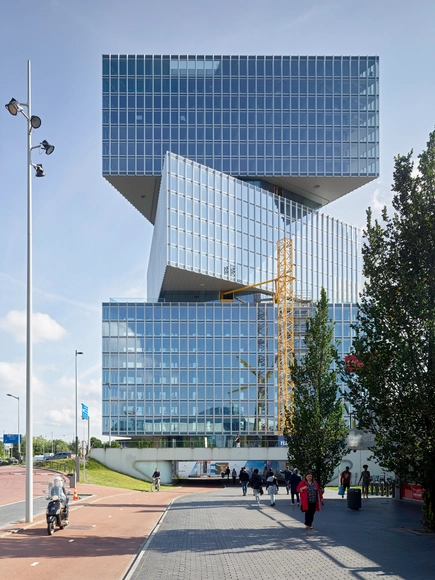 Tres volúmenes triangulares de vidrio, el edificio más reciente de OMA / Reinier de Graaf - Imagen Principal