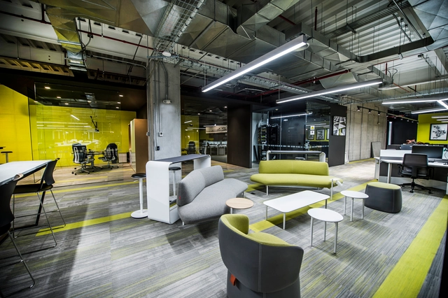 Oficinas Neology / taller paralelo - Interiores De Oficina, Fijación Vigas, Mesas, Sillas