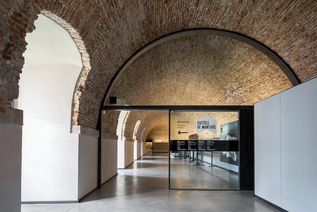 Rehabilitación del Castillo de Montjuïc / Forgas Arquitectes - Hitos Y Monumentos, Arco, Arcada, Fachada, Pilares