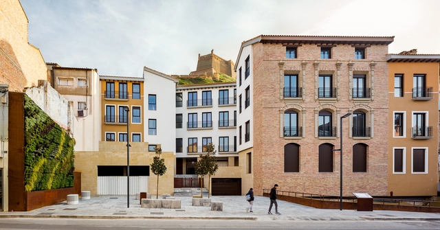 Bloque viviendas Monzon / Domper Domingo Arquitectos - Residencial, Fachada, Puerta
