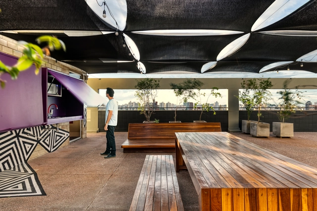 Sede Juris Correspondent / TETRO Arquitetura - Escritórios, Terraço, Fachada, Viga, Mesa, Cadeira, Banco