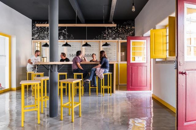 Brewpub em Colares / SER-ra - Renovação, Cozinha, Porta, Fachada, Mesa, Cadeira
