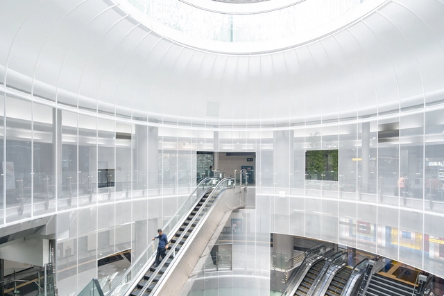 光之舞装置,白色光井畅想和平 / 成濑·猪熊建筑设计事务所 + a round architects - 展陈装置