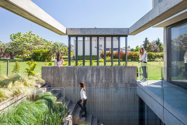 Casa R / Estudio GMARQ - Casas, Jardín, Fachada, Barandas