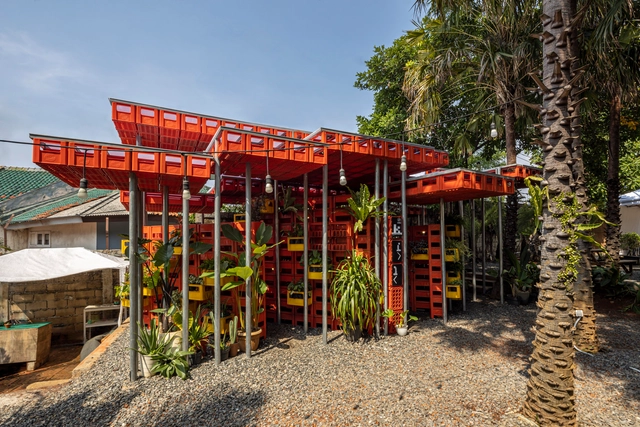 Kotakrat展亭，板条箱下的城市公共空间  / PARISAULI ARSITEK STUDIO - 展馆