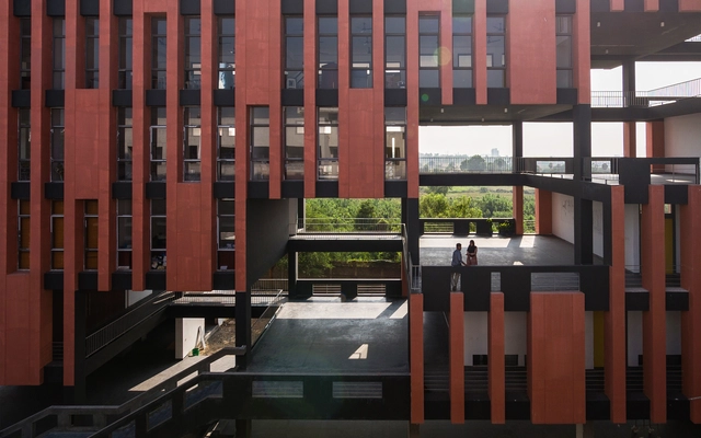 Escola de Arquitetura da Crescent University / architectureRED - Universidade