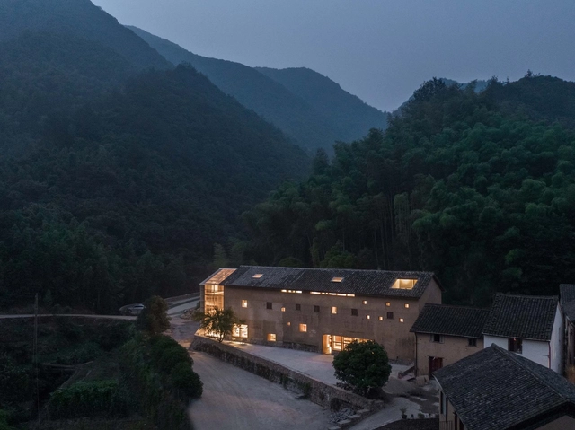 Capsule Hotel and Bookstore in Village Qinglongwu / Atelier TAO+C - Renovation