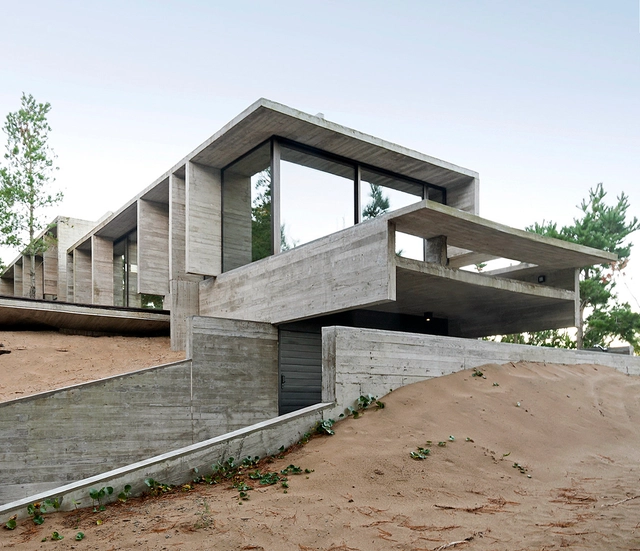 Exposed Concrete Houses in Argentina: 50 Projects and Their Floor Plans - Featured Image