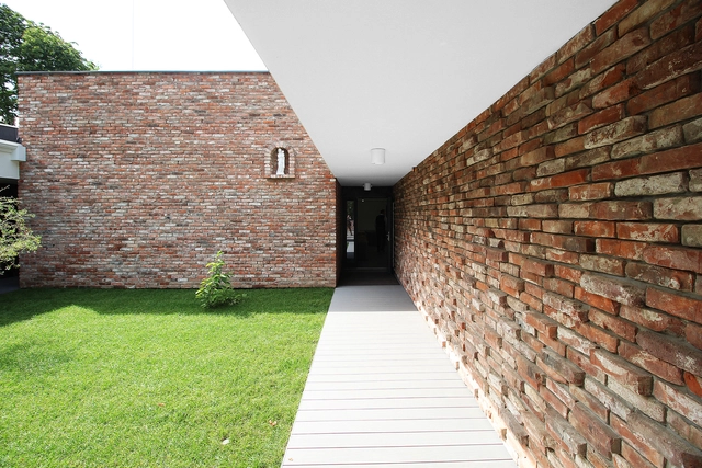 半地下流浪者之家，废弃材料拼接 / xystudio - 社会住房