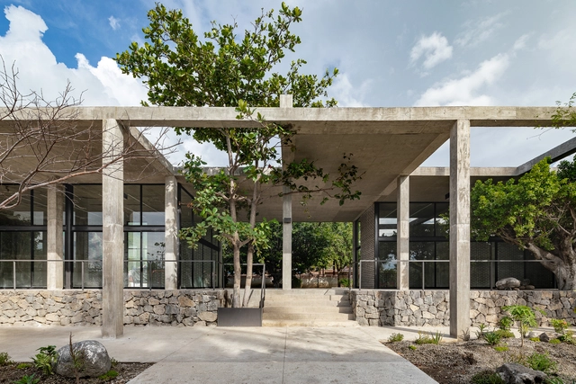 Centro de Desenvolvimento Comunitário Parque el Higuerón / AGENdA Agencia de Arquitectura + Dellekamp Schleich - Fotografia de Exterior, Centro Comunitário, Pilar