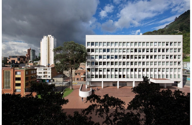 Clásicos de Arquitectura: Edificio de Posgrados / Bermúdez Arquitectos - Imagen Principal