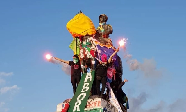 Monumentos en crisis: del héroe de la patria al quiltro - Imagen Principal