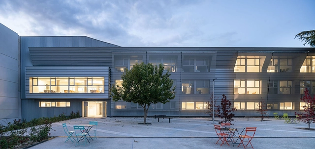 Rehabilitación y Ampliación del Edificio 53 del Centro Nacional de Microbiología / Enrique Fombella Guillem + Marta Pastor Estébanez - Fotografía exterior, Ampliación, Fachada