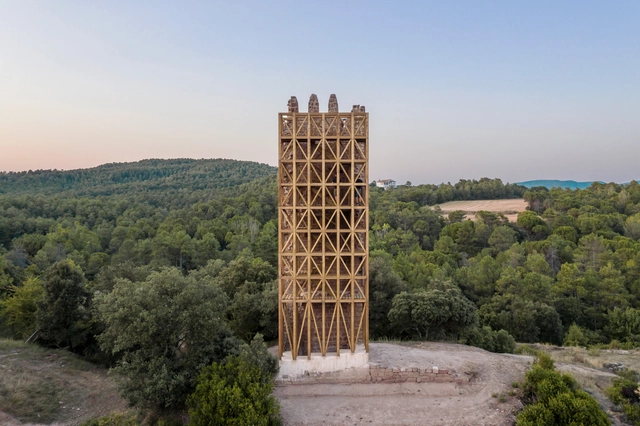 Merola塔楼遗址修复，三层材料叠加 / Carles Enrich Studio - 建筑图, 地标建筑 & 纪念性建筑