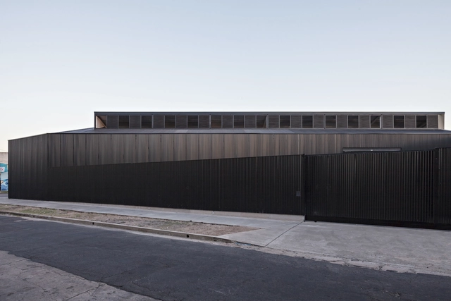 Galpón Caseros / moarqs - Fotografía exterior, Tienda, Fachada, Pilares, Cierros