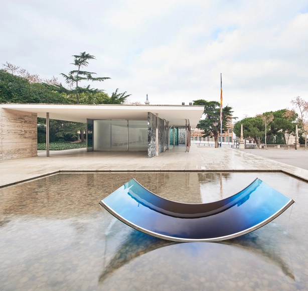 "No Fear of Glass", la intervención artística de Sabine Marcelis en el Pabellón Mies van der Rohe - Imagen Principal