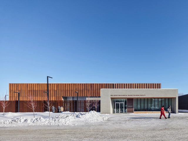 Centro de entrenamiento de oficios mecánicos pesados ​​CNC / Office Of Mcfarlane Biggar Architects + Designers Inc. - Fotografía exterior, Arquitectura Industrial