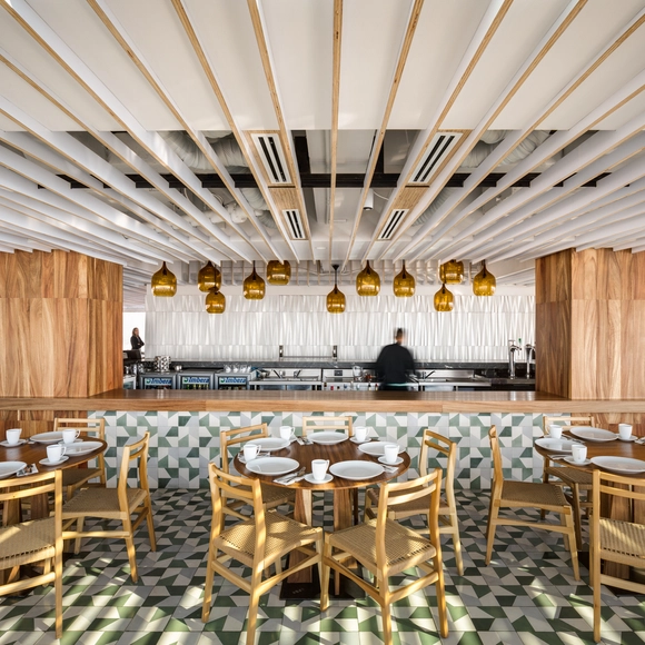 Restaurante Miralto | Latino 40 / vgz arquitectura y diseño - Fotografía interior, Remodelaciones, Cocina, Fijación Vigas, Mesas, Sillas