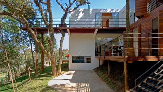 Casa da Passarela / TETRO Arquitetura - Fotografia de Exterior, Casas, Jardim, Fachada, Escada, Viga, Corrimão