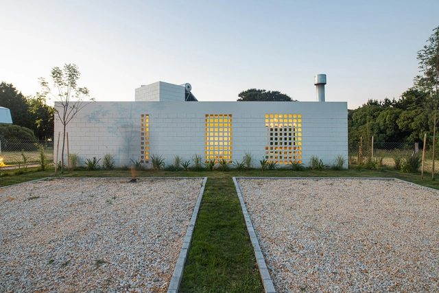 Casas blancas Chapadmalal / BiK Arquitectura - Fotografía exterior, Sustentabilidad, Jardín, Fachada