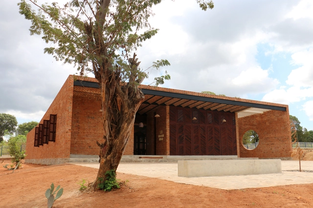 Girl Move Academy / ROOTSTUDIO + Paz Braga - Exterior Photography, University, Door