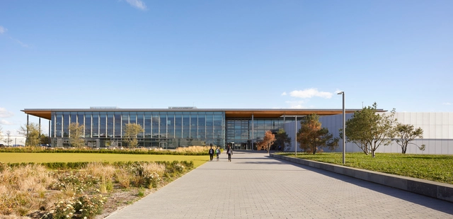 Centro de creación de productos avanzados de Jaguar Land Rover / Bennetts Associates - Fotografía exterior, Sustentabilidad, Fachada